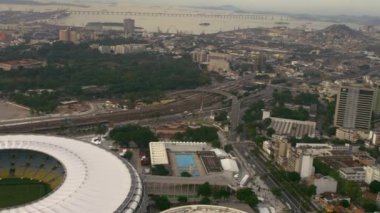 Rio de Janeiro - Haziran, 2013: Maracana futbol stadyumunun görüntüleri de dahil olmak üzere kentsel Rio de Janeiro, Brezilya, havadan görüntüleri. Hareket eden bir helikopterden çekildi.