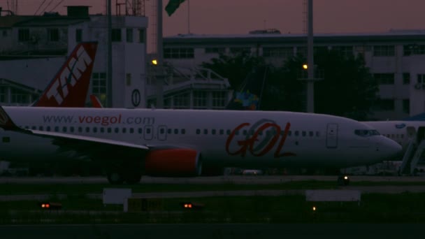 ジャネイロ ブラジルのジャカレパグア空港で端末を残して Voegol 平面のリオ ジャネイロ ブラジル 2013 静的なショット — ストック動画