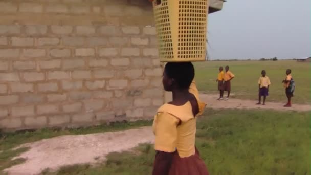 肯尼亚 大约在 2010 中景中提着篮子走在头上的女孩 — 图库视频影像