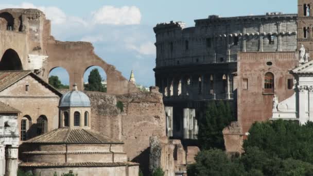 Medium Shot Van Oude Ruïnes Met Colosseum Achtergrond Rome — Stockvideo