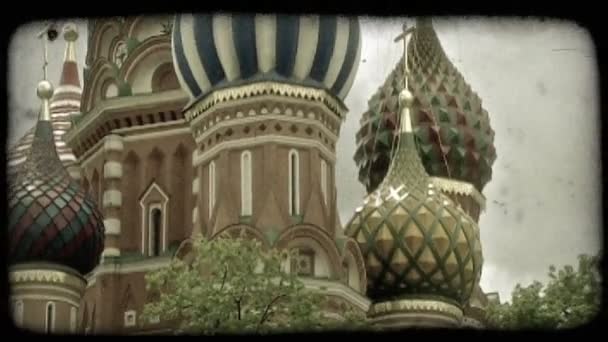缓慢的全景拍摄的关于俄罗斯莫斯科圣巴西尔大教堂的尖顶的口齿伶俐 色彩艳丽 风格化设计 复古风格化视频剪辑 — 图库视频影像
