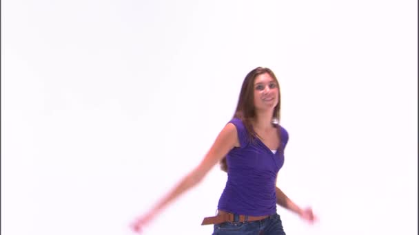 Foto Una Chica Bailando Con Una Camisa Morada Jeans — Vídeos de Stock