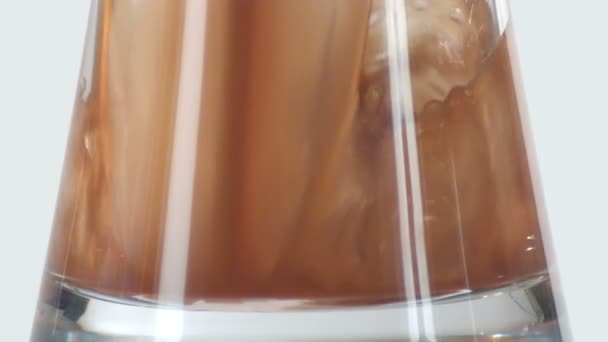 Yakın Çekim Görüntüleri Bankası Tarafından Kahverengi Sıvı Dolu Bir Açık — Stok video