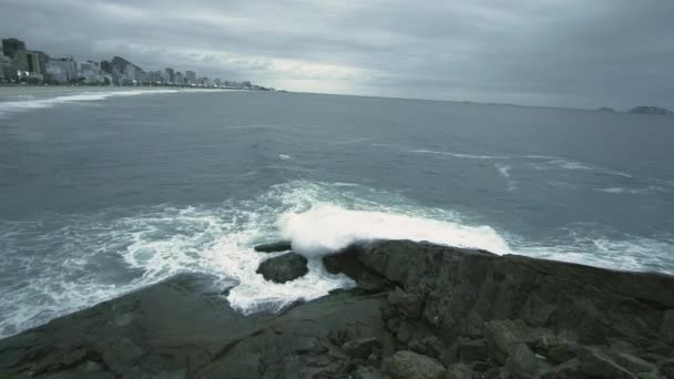缓慢的全景拍摄的浪溅在里约热内卢 巴西海岸的岩石上 — 图库视频影像