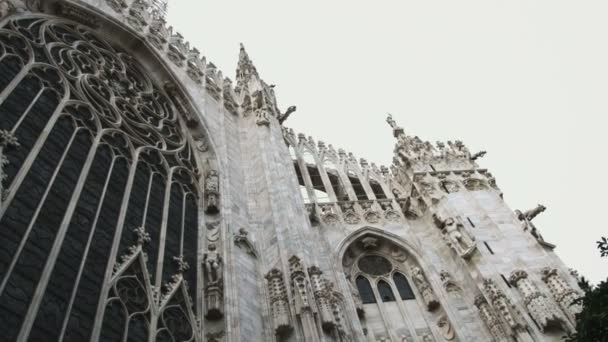 Brede Lage Hoek Shot Van Een Oude Kathedraal Milaan Italië — Stockvideo