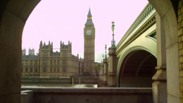 Стационарный Снимок Вестминстерского Дворца Реки Темзы Башни Часами Биг Бен — стоковое видео