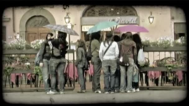 Άνθρωποι Στέκονται Έξω Από Μια Ιταλική Κατάστημα Εκλεκτής Ποιότητας Στυλιζαρισμένη — Αρχείο Βίντεο