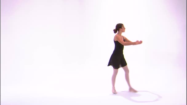 拍摄的一个芭蕾舞演员 在白色背景上跳舞 — 图库视频影像