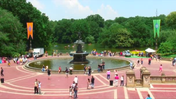 大约在 2015 全拍摄的贝塞斯达露台在中央公园有喷泉和池塘在纽约城 — 图库视频影像