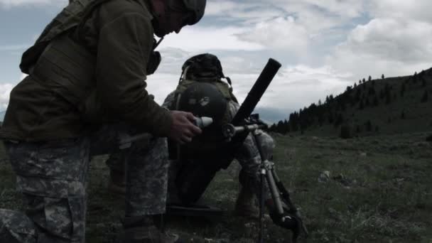 Schuss Von Soldaten Beim Aufbau Eines Mörsersystems Grüne Baskenmütze United — Stockvideo