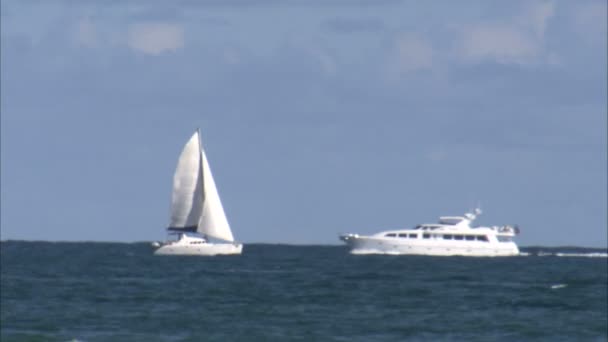 画面の左から右にセーリング ヨットのショット 帆船が通り過ぎるヨットがあります — ストック動画