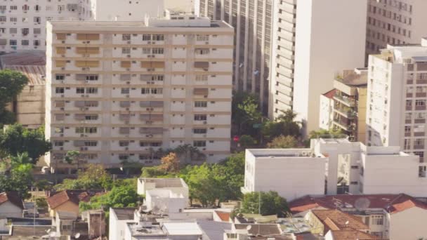 ブラジル ジャネイロの住宅およびビジネス建物のショットをパンします 映像キャプチャからカメラのパンとして ジャネイロにユニークなカラーの建物左から右へクリーム — ストック動画
