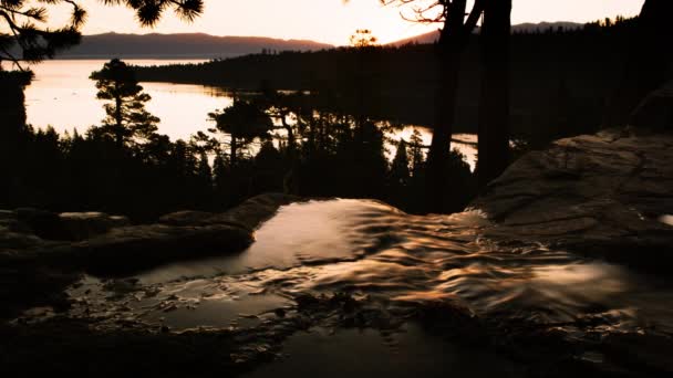 Puesta Sol Corriente Corriendo Hacia Río Luz Del Sol Brilla — Vídeos de Stock