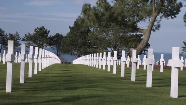 フランス ノルマンディーのアメリカの墓地で白い十字 Gravemarkers の行を探してください — ストック動画