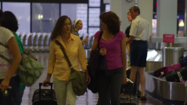 ユタ州ソルトレーク シティー Circa 2012 2人の女性がソルトレーク アイポートを歩き 荷物を後ろに引っ張る — ストック動画