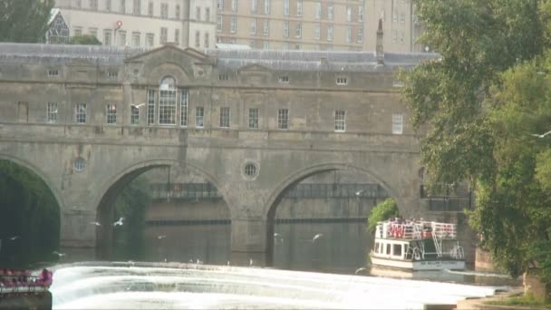 Снимок Парома Проезжающего Мостом Англии — стоковое видео