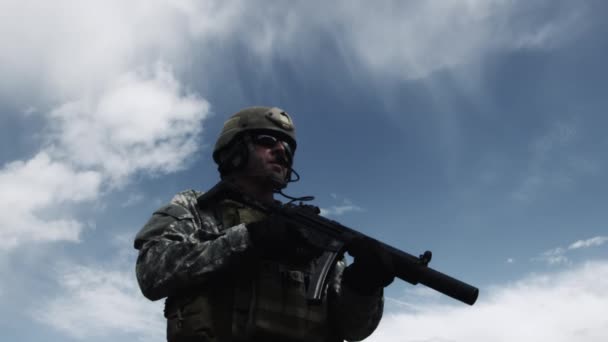 Солдат Пистолетом Пулемётом Опущен Целится Стреляет Опускает Оружие Спецназ Зелёного — стоковое видео