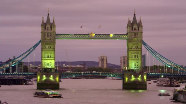 伦敦塔桥在日落时分的静止全景照片 水里有一些船 有汽车经过桥 桥点亮了 — 图库视频影像
