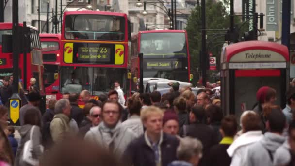 2011年10月8日 伦敦北苏霍白天拥挤的牛津街静止拍摄 有步行的人 电话亭和一些交通 — 图库视频影像