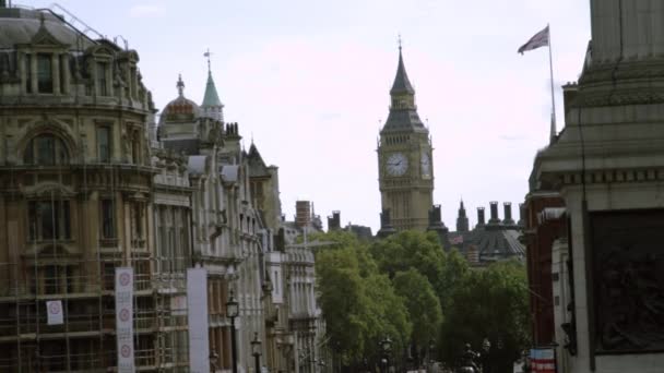 런던의 시계탑의 넬슨의 기념물 트라팔가 광장에 기지에서 그리고 흔들며 국기도 — 비디오
