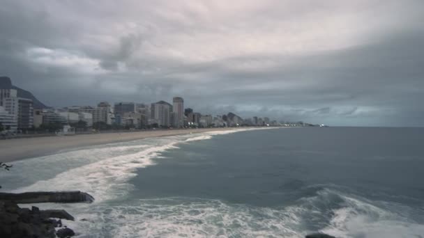 缓慢的全景拍摄的里约热内卢天际轮廓线在里约热内卢 巴西用高速照相机拍摄的海滩 — 图库视频影像