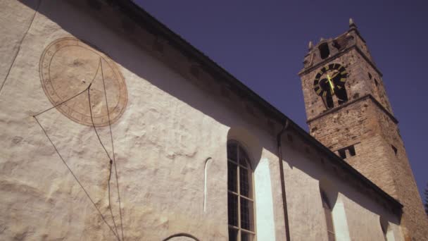 Statisk Bild Gammal Kyrka Med Ett Solur Sin Vägg Schweiz — Stockvideo