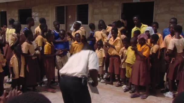 Afrika Kenia August 2010 Weite Aufnahme Von Lehrern Und Schülern — Stockvideo