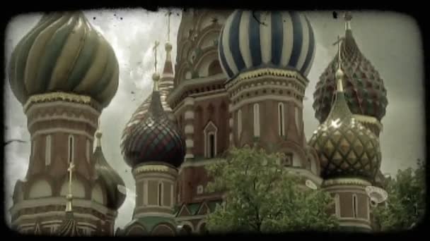 雲の形成によるモスクワのバック グラウンドでの漂流と聖ワシリイ大聖堂のドームのようなタマネギ型尖塔の明確 カラフルな様式化されたデザインの時間経過 ビンテージの様式化されたビデオ クリップ — ストック動画