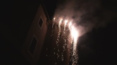 Bir atış bir kale Roma İtalya kapalı düşen havai fişek.