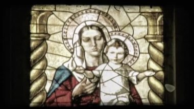Bir katedral İtalya vitray penceresinde bir kadeh. Vintage stilize video klip.