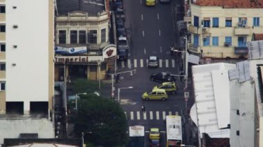 Rio De Janeiro, Brezilya - Haziran 2013: Rio de Janeiro, Brezilya için meşgul bir kavşak üzerinde seyir ağır çekim görüntüleri.