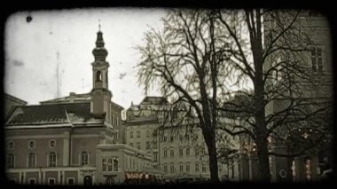 Birçok kişi hangi araçların yanı sıra bir atlı arabayla meşgul iş doğru Salzburg, Avusturya için şehrin büyük bir kısmı kış aylarında dahil sokaklar boyunca yürümek.