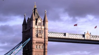 Tower Bridge, Londra, İngiltere üzerinde kulelerinin tepesine düşük açılı görünümünü kapat.