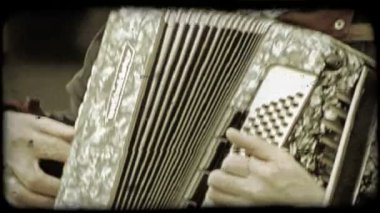 Yukarı Avusturya adamın sokaklarda accordian oynarken. Vintage stilize video klip.