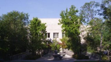 Carson City Nevada - Eylül 21, 2012: Carson City Nevada Başsavcı ofis binasıstatik çekim. Caddenin karşısından vurulan otomobiller binanın önünde nalları kattı.