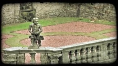 Küçük bir İtalyan avlunun bir kadeh. Vintage stilize video klip.