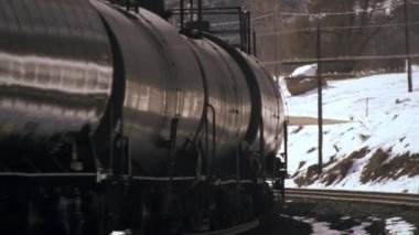 Bir frieght treni virajı alar. Kışın çekilmiş.