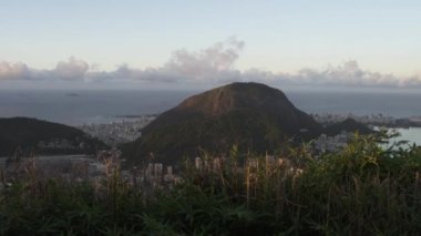 Rio de Janeiro, Brezilya'da bir tepenin üzerinde bir gözcü noktadan şehrin bir panning çekim. Kamera soldan sağa kaydırıyor, şehrin ve körfezdeki okyanusun çoğunu ortaya çıkarıyor..