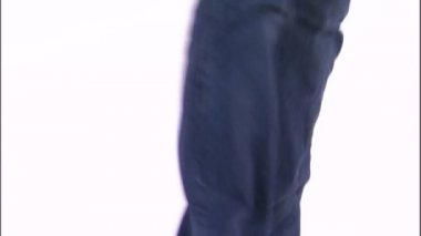 Atış dans mor bir gömlek ve pantolon bir kızın yukarı eğimli