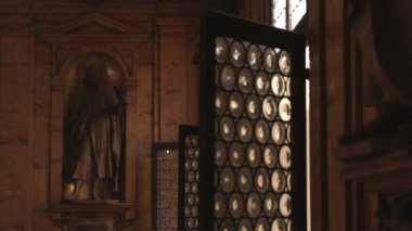 Pencere bölmelerinin heykel kadar duvar ile eski bir binada hafif eğim aşağı