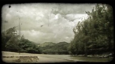 Hawaii plajda yakın kumlu dağ geçidi alanı temiz su Nehri üzerinde arka plan, dramatik cloudcover altında tüm kapsayan sağ ve yemyeşil Yeşil dağlar şekillendirme ile ada. Vintage stilize video klip.