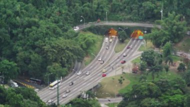 Bir ışık kamera köşesinde bir hala sırasında yanıp Rio de Janeiro sabah trafikte kadeh. Atış tünel oluşturulmuş bir kavşakta trafik ile dört farklı şekilde çekildi.