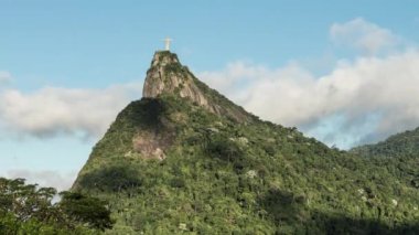 Zaman atlama atış İsa'nın kurtarıcı heykel Rio de Janeiro, Brezilya ararken