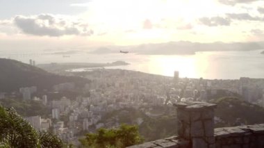Rio de Janeiro, Brezilya üzerinde bir gözcü noktadan Panning atış. Kamera tavaları, uzaktaki bir düzlemi takip ederken soldan sağa doğru biçim oluşturur. Çekimde, tüm şehrin çoğu görünümünde, hem de koy.