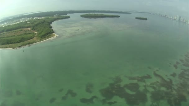 Una Toma Aérea Del Océano Una Isla Frente Costa Miami — Vídeos de Stock