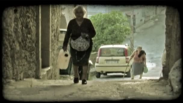 Verschillende Mensen Met Wandelstokken Lopen Een Straatje Naar Camera Italië — Stockvideo
