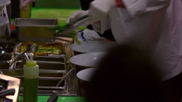 厨师准备食物在一家餐馆在盐湖城 犹他州的特写 — 图库视频影像