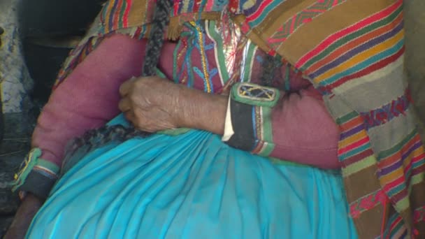 ペルー民族衣装を着た老婆のショットを閉じる — ストック動画