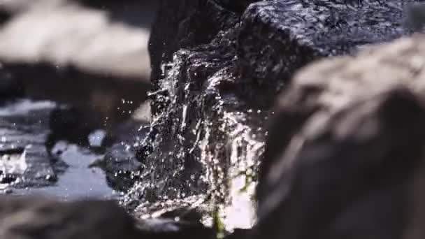 Primer Plano Cámara Lenta Agua Cascada Sobre Rocas Esta Toma — Vídeos de Stock