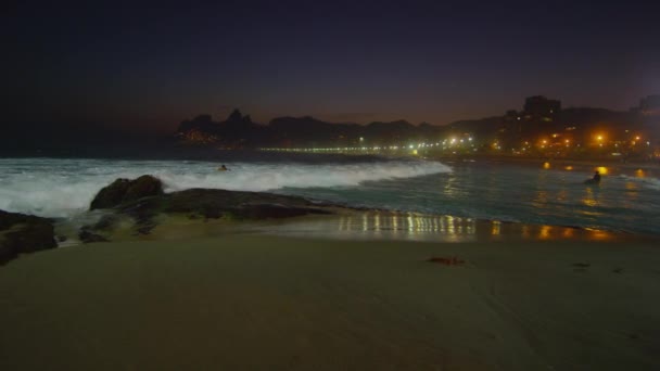 Slow Motion Pan Links Van Een Nacht Surf Ipanema Beach — Stockvideo